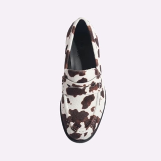Mocasines Ideal Shoes Cow Print. - Imagen 2